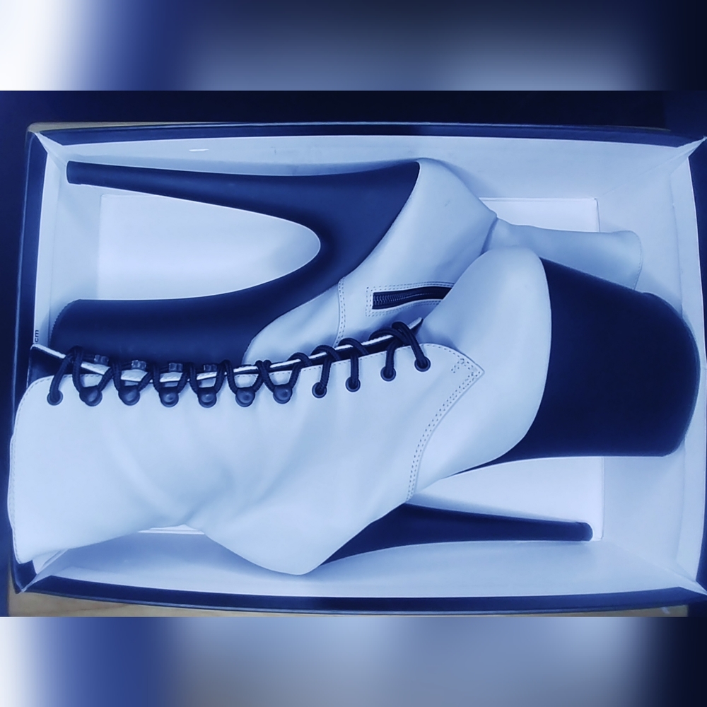 BRAND NEW 8 inch pleasers size 7